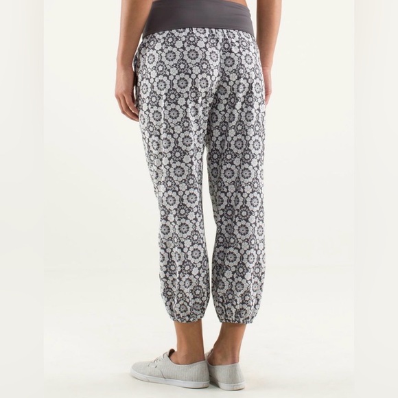 Lululemon Om Pants | Size 6 | Grey & White Floral | Like New Condition - Picture 3 of 6